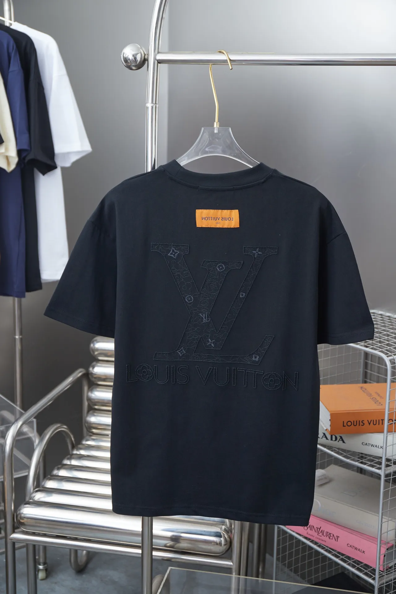 🅿️190 1V 25SS early spring new style Toothbrush embroidered logo short sleeves Light luxury essential item for daily commuting for men and women Correct version Welcome to compare Detailed features · 320g 100% pure cotton double yarn jersey fabric · Custom dyed in the same vat, special thickened 32 pieces double-strand 1X1 thread · Imported Tajima machine machine embroidery, toothbrush embroidered logo embroidery pattern + three-dimensional burnt flowers · Double-needle sewing and cross-seam technology · Original main mark, washed tag, brand moisture-proof paper packaging Color: black/white/pink Size: S/M/L/XLI